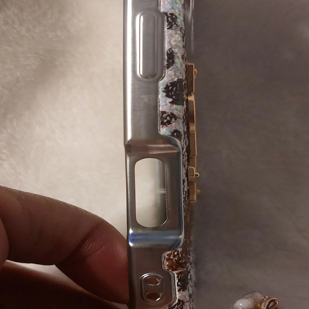This didn' fit my phone. Maybe Iphone 17? White Floral Glitter Phone Case